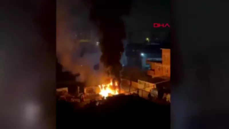 İstanbul Arnavutköy'de Hurdalıkta Çıkan Yangın İtfaiye Müdahalesiyle Söndürüldü