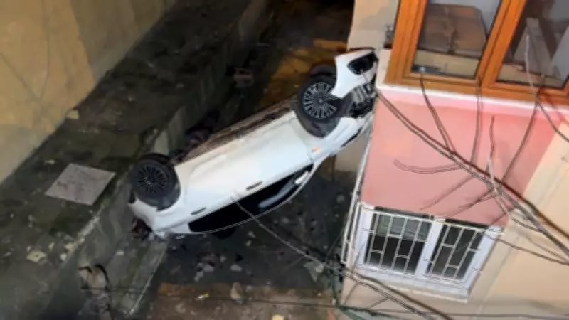 İstanbul Avcılar'da Otomobil 8 Metreden Düştü: Sürücü Hastaneye Kaldırıldı
