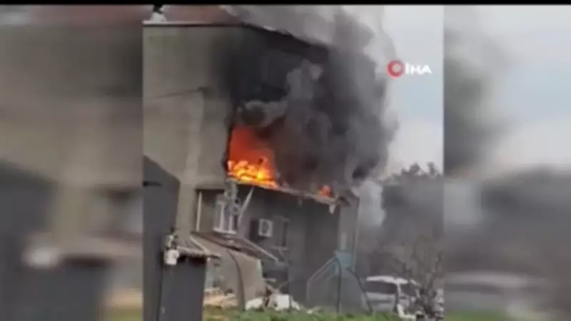 İstanbul Büyükçekmece'de Üç Katlı Binada Çıkan Yangına Ekipler Müdahale Ediyor