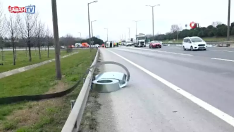 İstanbul-Edirne Otoyolu'nda Korkutan Kaza: Devrilen Kamyondan Rulo Saclar Yola Savruldu