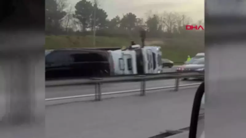 İstanbul Eyüpsultan'da TEM Otoyolu'nda Hafriyat Kamyonu Devrildi: Trafik Durma Noktasına Geldi