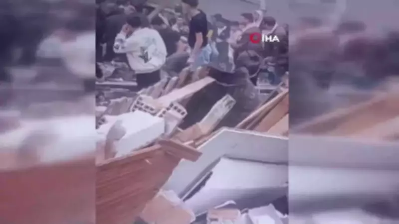 İstanbul Fatih'te Çöken Gecekondulardan Yaralı Kurtarma Operasyonu