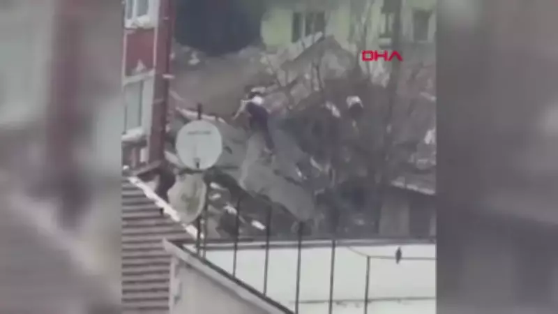 İstanbul Fatih'te İki Bina Çöktü: Kurtarma Çalışmaları Devam Ediyor