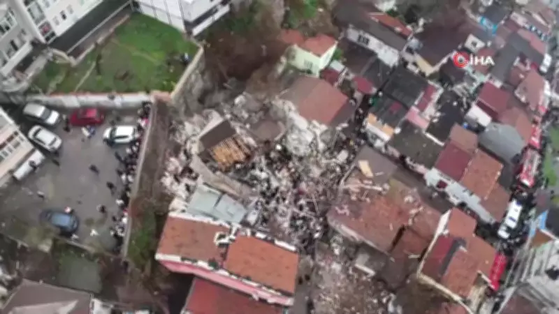 İstanbul Fatih'te İki Bina Çöktü: İtfaiye Ekipleri Olay Yerinde