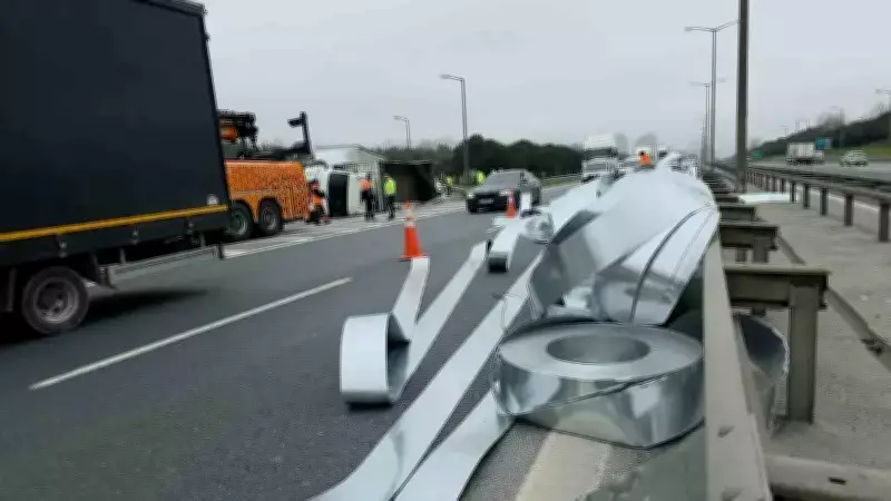 İstanbul Hadımköy'de Sac Yüklü Kamyon Devrildi, TEM Otoyolu Trafiğe Kapatıldı