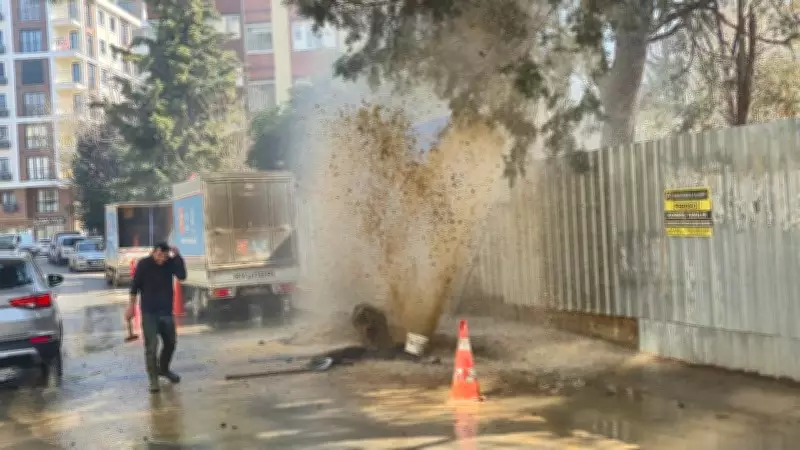 İstanbul Kadıköy'de İnşaat Kazısında Ana Su Borusu Patladı, Sokaklar Göle Döndü