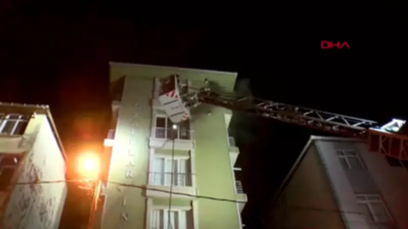 İstanbul Ümraniye'de 5 Katlı Binada Çıkan Yangın İtfaiye Ekipleri Tarafından Söndürüldü