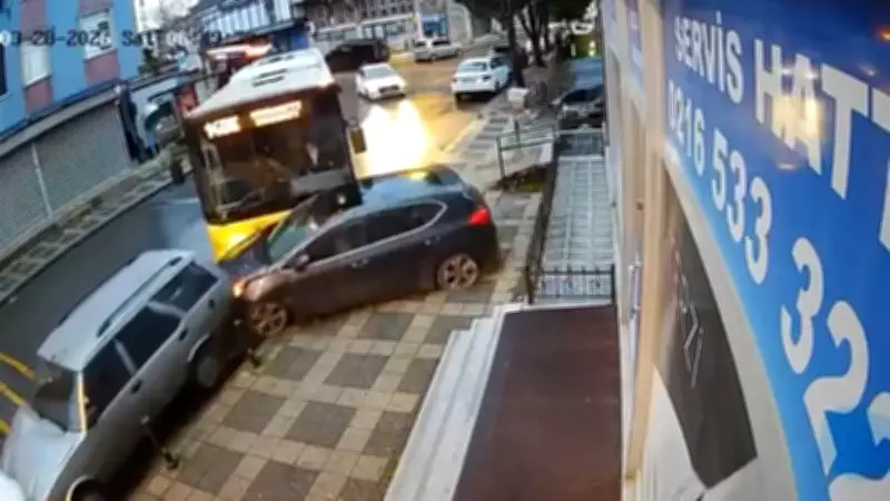 İstanbul Ümraniye'de İETT Otobüsü Kontrolden Çıktı: Park Halindeki 2 Araca Çarptı