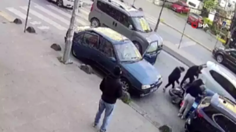 İstanbul'da Araç Kapısına Çarpan Motosikletli Kurye Yere Savruldu