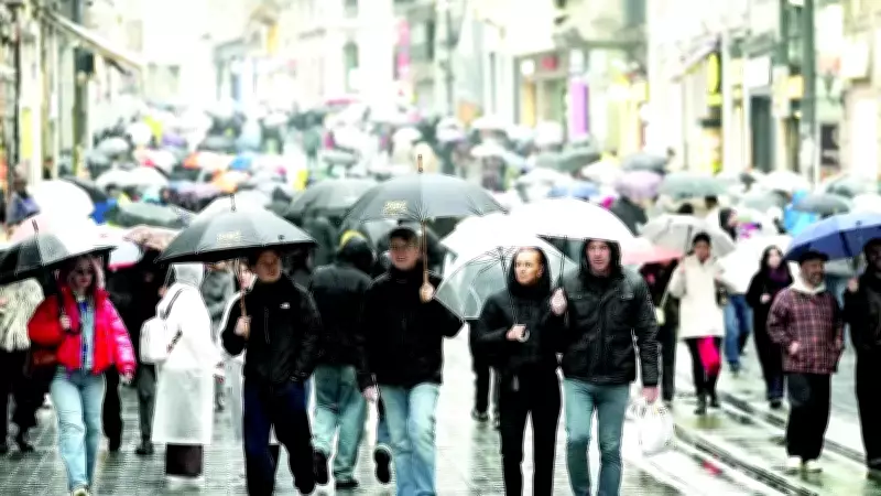 İstanbul'da Bahar Beklentisi Kışa Döndü: Sağanak ve Kar Yağışı Hayatı Olumsuz Etkiledi