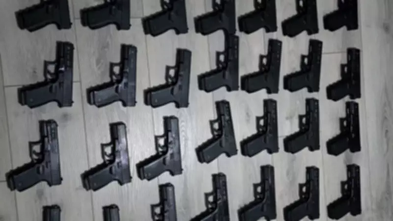 İstanbul'da Büyük Silah Operasyonu: 25 Yaşındaki Şüphelinin Evinde 50 Tabanca Bulundu
