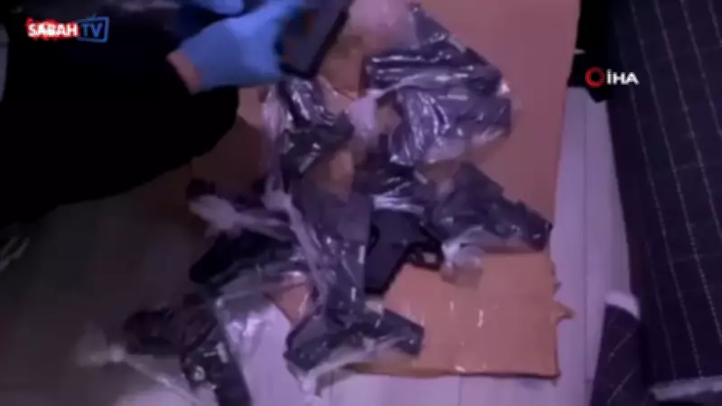 İstanbul'da Gözaltına Alınan Şüphelinin Evinden ve Aracından 50 Tabanca Ele Geçirildi