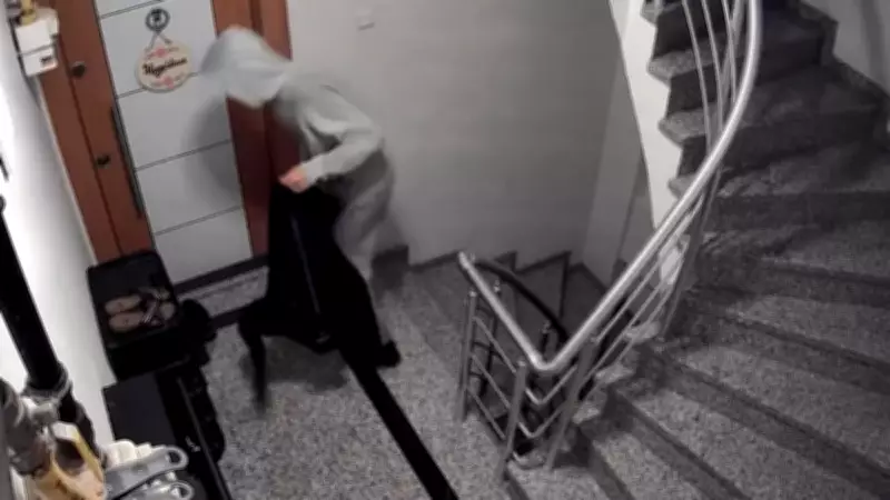 İstanbul'da Hırsızın Akıl Almaz Yöntemi: Montunu Çuval Yapıp 8 Çift Ayakkabı Çaldı