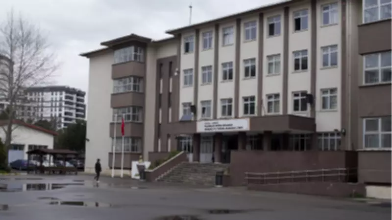 İstanbul'da Lisede Bıçaklı Saldırı: 2 Öğretmen ve 1 Öğrenci Yaralandı