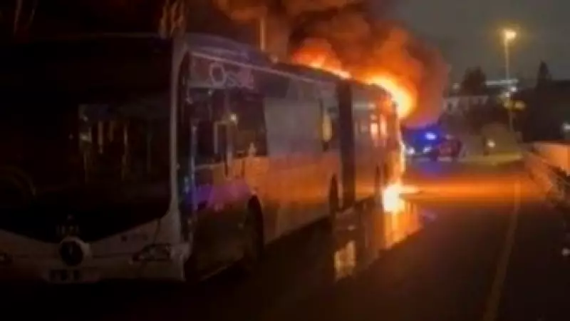 İstanbul'da Metrobüs Yangını: 15 Temmuz Şehitler Köprüsü'nde Araç Alev Aldı, 60 Yolcu Tahliye Edildi