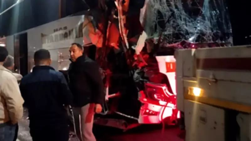 İstanbul'da Otobüs-Tır Çarpışması: 10 Yaralı, Trafik Felç Oldu