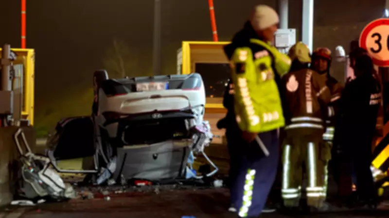 İstanbul'da Otoyol Gişelerinde Korkunç Kazada 2 Yaralı, Anlar Kamerada