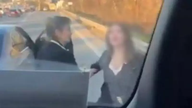 İstanbul'da Otoyolda Yol Verme Tartışması: Şoföre Hakaret, Minibüse Tekme Atıldı