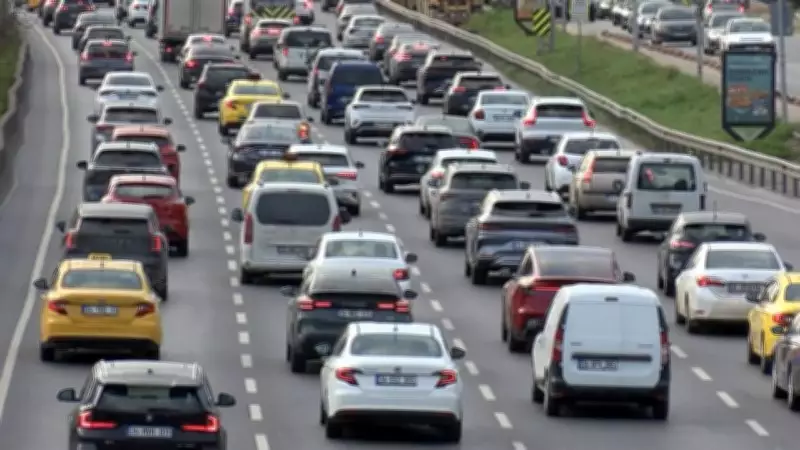 İstanbul'da Pazartesi Trafiği: Yoğunluk Yüzde 62'ye Ulaştı, Kozyatağı'nda Araçlar Yavaş İlerliyor