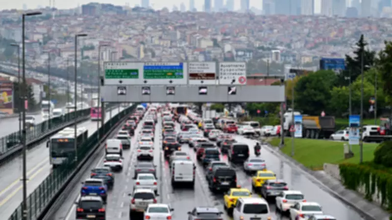 İstanbul'da Pazartesi Yağmuruyla Trafik Felç Oldu: Yoğunluk Yüzde 81'e Ulaştı