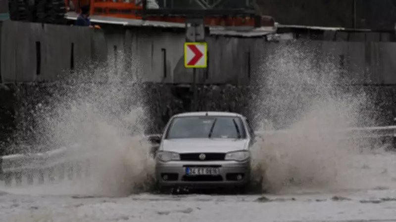 İstanbul'da Sağanak Felaketi: Araçlar Mahsur Kaldı, İş Yerleri Sular Altında