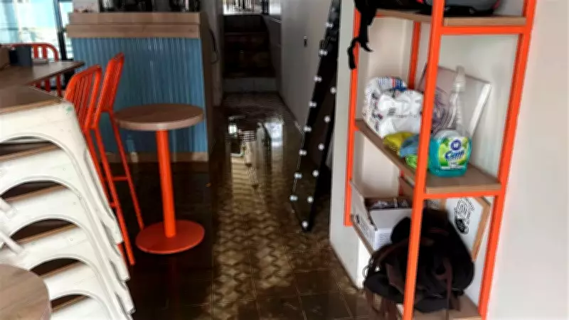 İstanbul'da Sağanak Yağmur Yolları Göle Çevirdi, Sürücüler Mahsur Kaldı