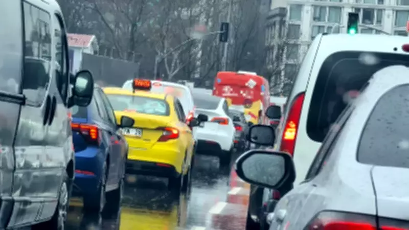 İstanbul'da Sağanakla Trafik Felç Oldu: Mecidiyeköy Metro Alt Geçidi Su Altında Kaldı