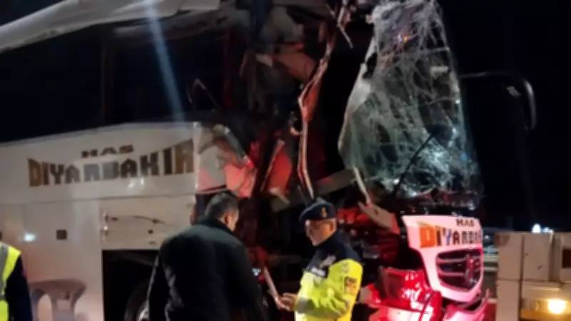 İstanbul'da TIR ile Otobüs Çarpıştı: 10 Kişi Yaralandı