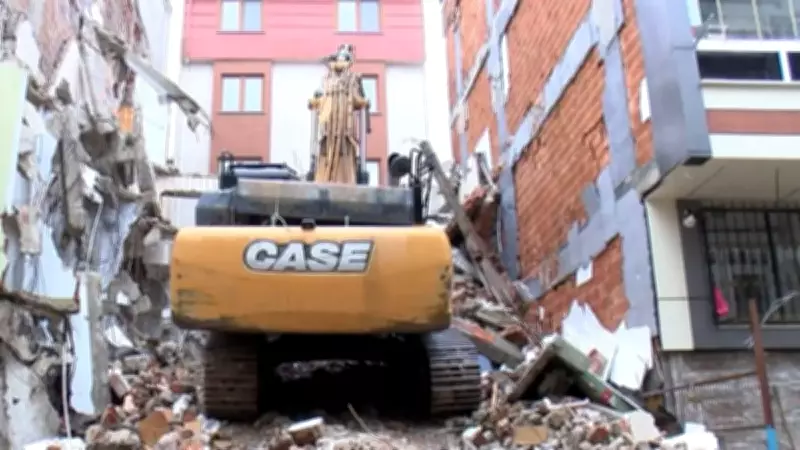İstanbul'da Yıkım Faciası: İş Makinesi Bitişik Apartmanın Duvarını Yıktı