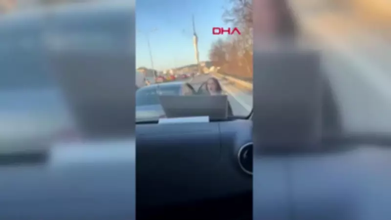 İstanbul'da Yol Verme Tartışması Patlak Verdi: Kadın Sürücü Minibüse Tekme Attı