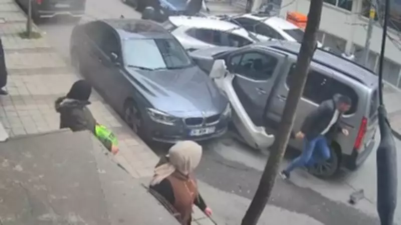 Sultangazi'de Yol Verme Tartışması Kazaya Dönüştü: 5 Kişi Kaçtı