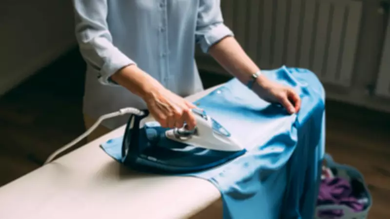 Ütü Yığınları Tarih Oluyor: Sprey Şişesine Ekleyeceğiniz 3 Sihirli Malzeme