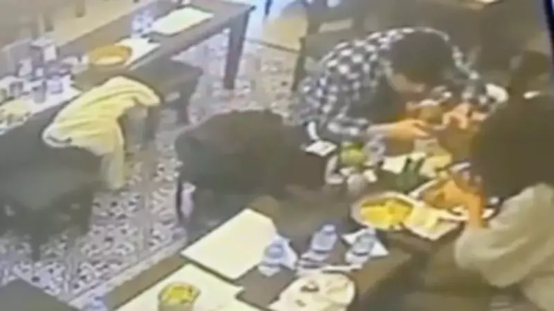 Taksim'deki Ocakbaşında Yemeğinden Çıkan Böcek Dudağını Isırdı: Müşteri Şokta!