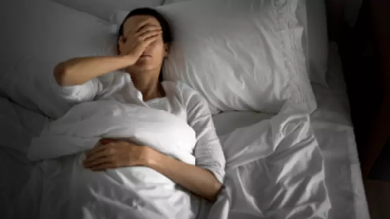 Tam Uyuyacakken Gözler Açılıyor: Uykusuzluğun Gizli Nedenleri ve Çözümleri