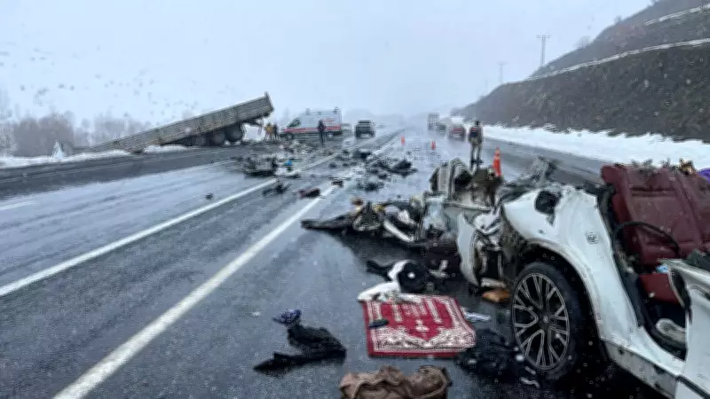 Tatvan'da Feci Trafik Kazası: Tır ile Otomobil Çarpıştı, 2 Ölü 5 Yaralı