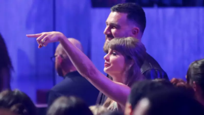 Taylor Swift İHeartRadio'da 7 Ödül Kazandı, Kutlamayı Nişanlısını Öperek Yaptı