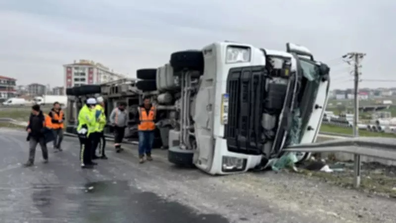 Tekirdağ'da Virajı Alamayan Tır Bariyerlere Devrildi, Şoför Kurtarıldı