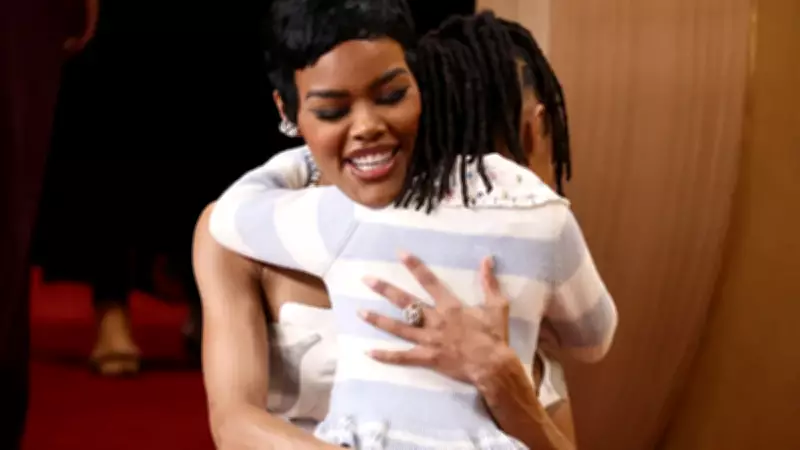 Teyana Taylor'ın Kızı Rue Rose, Annenin Elbisesini Düzelterek Gecenin Yıldızı Oldu