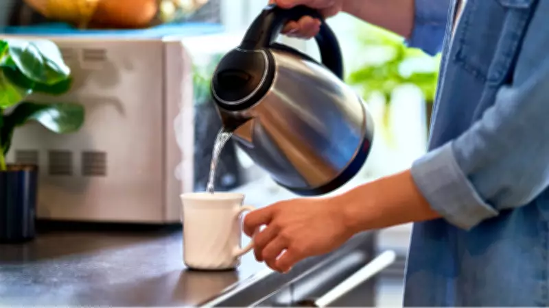 TikTok'ta Yükselen Sağlık Trendi: Sabahları Sıcak Su İçmek Gerçekten Faydalı Mı?