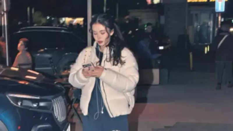 Türkü Su Demirel, İftar Sonrası Bebek Sahili'nde Yürüyüş Yaparken Görüntülendi