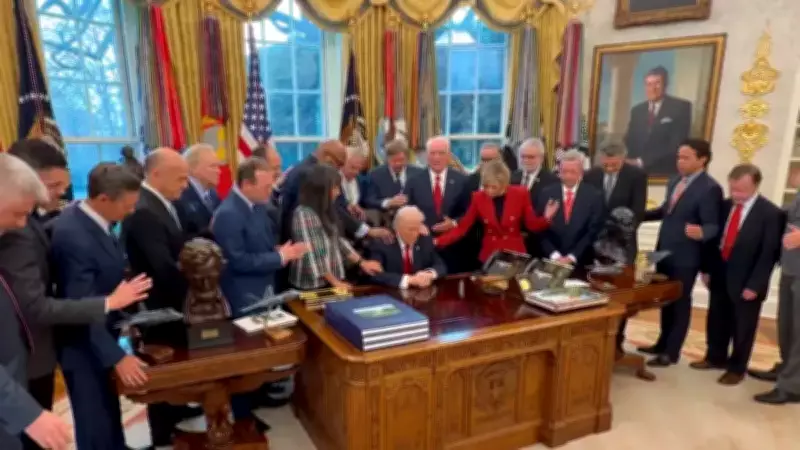 Trump'a Oval Ofis'te Dokunarak Dua Eden Evanjelik Pastörlerin Görüntüleri Yayınlandı