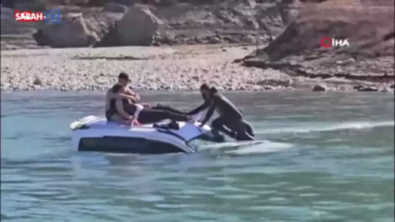 Tunceli'de Baraja Uçan Araçta Sürücü Yaralandı: Kurtarılma Anları Kamerada