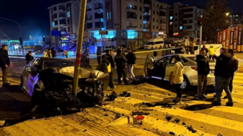 Tunceli'de Korkunç Kaza: İki Araç Kafa Kafaya Çarpıştı, 4 Kişi Yaralandı