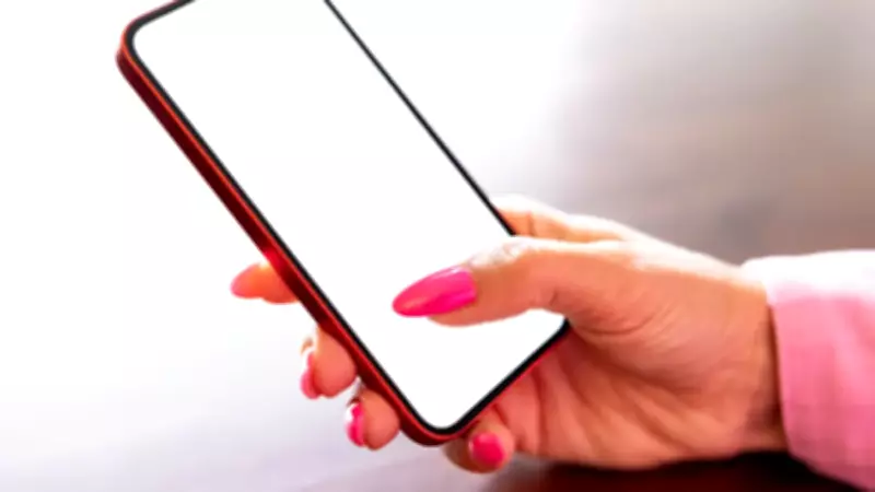 Uzun Tırnaklılar İçin Devrim: Akıllı Oje Ekran Sorununu Çözüyor