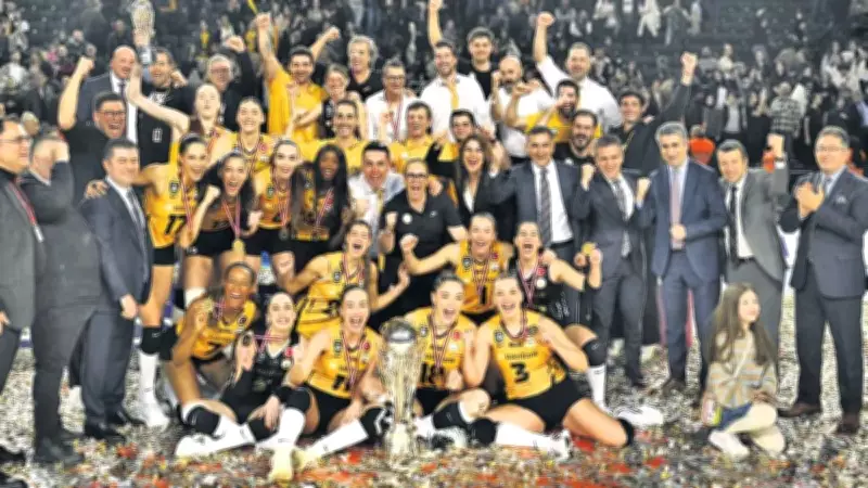 VakıfBank, Eczacıbaşı Dynavit'i 3-1 Yenerek Kupa Voley'de 10. Şampiyonluğunu Kutladı