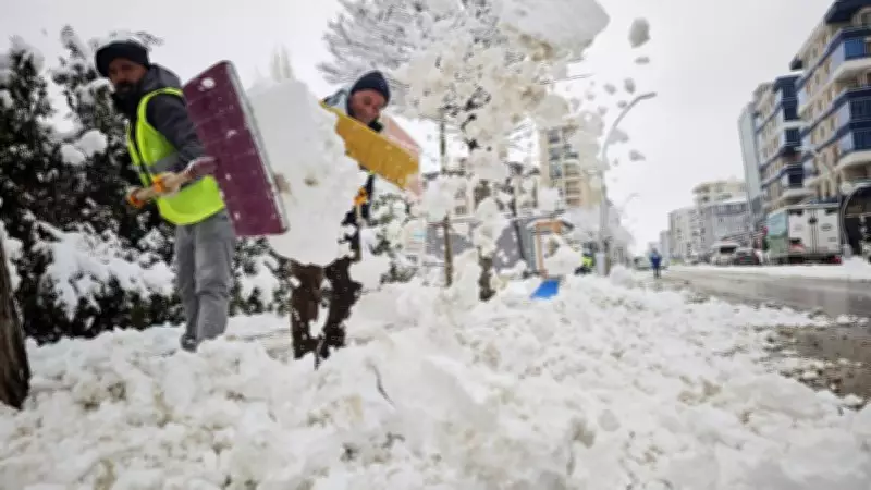 Van'da Yoğun Kar Yağışı: 143 Yerleşim Yerinin Yolu Ulaşıma Kapandı