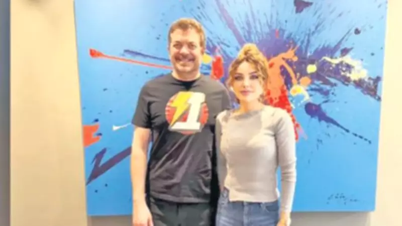 Varol Yaşaroğlu, Nişantaşı'ndaki Sanat Galerisinde İncelemelerde Bulundu