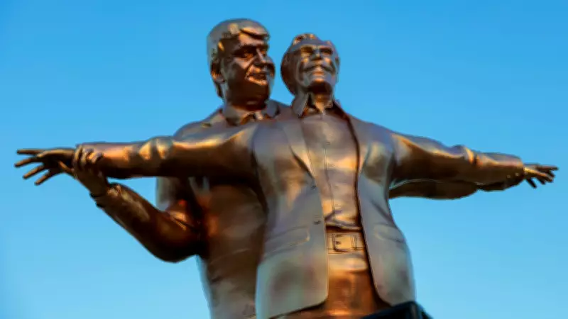 Washington'da Trump ve Epstein'ı 'Titanik' Pozunda Gösteren Heykel Yapıldı