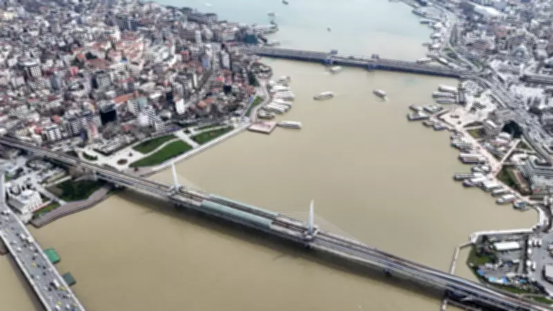 Yağmur Sonrası Haliç'in Rengi Kahverengiye Büründü: Atık Sular Boğaz'a Karıştı