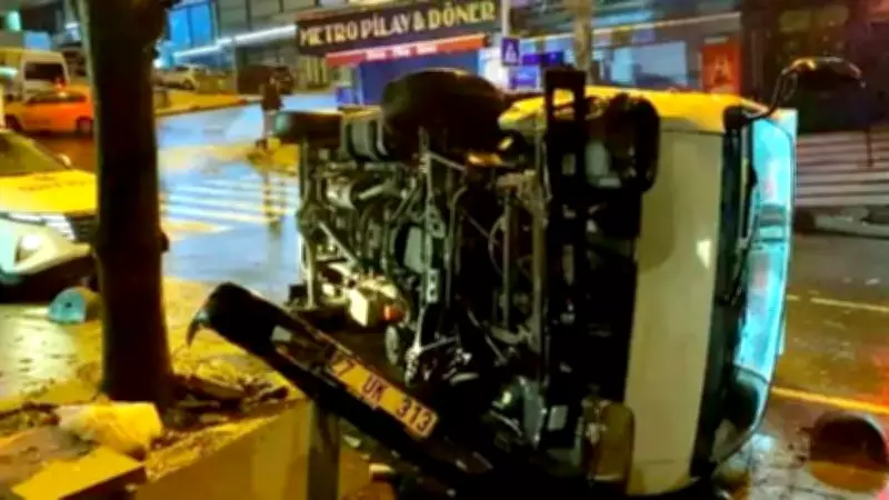 Yayaya Çarpmamak İçin Kamyonet Devrildi: Bayrampaşa'da 3 Yaralı